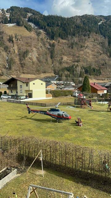 Neben dem Rettungshubschrauberteam des Alpin Heli 6, die Bergrettungsortstellen Bad Hofgastein, Großarl und Hüttschlag wurden auch die Hundeführer alarmiert. | Foto: Bergrettung/Gollner