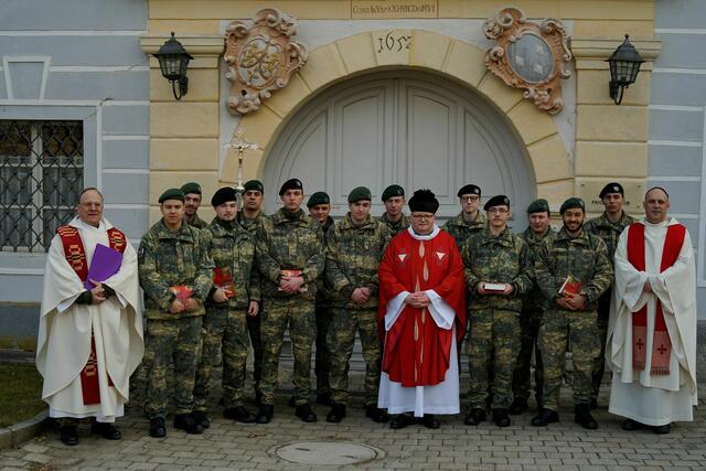 Im Bild: Militärdekan Dietrich Altenburger (Zwölfaxing), Felix Malone, Paul Bruckner, Felix Klem (Ministrant), Stefan Fuhrmann (Ministrant), Alexander Landl (Ministrant), Firmspender Militärdekan Oliver Hartl (St. Pölten/Pitten), Dorian Schabasser, Michael Lech, Lorenz Michaeler, Marcel Kerbl, Lukas Geringer und Militärkaplan Andreas Guganeder (Langenlebarn) | Foto: Militärkommando NÖ