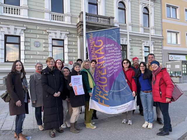 Anlässlich des bevorstehenden internationalen Frauentags am 8. März wurde vor dem Stadtamt als sichtbares Zeichen eine Fahne gehisst. | Foto: MeinBezirk Perg/Köck