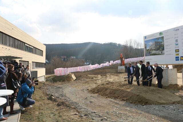 Das Medieninteresse am Spatenstich in Maria Gugging war sehr groß. Dies war wohl nicht nur dem herrlichen Wetter geschuldet. | Foto: MeinBezirk/Seebacher
