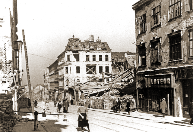 Blick von der Philadellphiabrücke in die Meidlinger Haupttraße. Rechts das zerstörte Hotel Phladelfial | Foto: Bousska