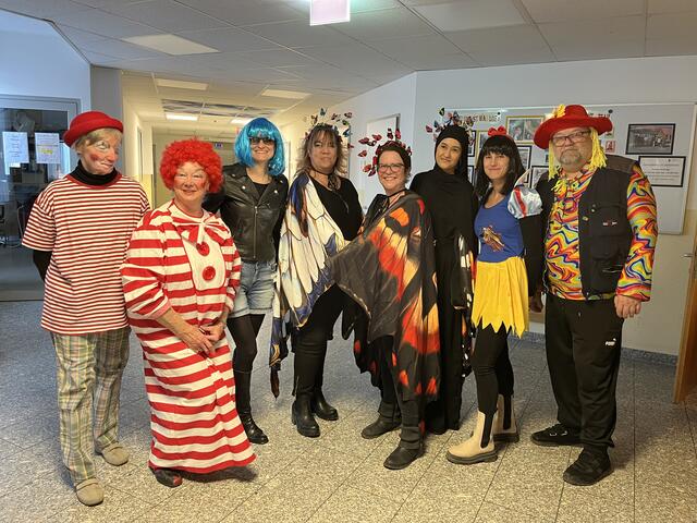 Das Team des PBZ Klosterneuburg in Faschingslaune - von links nach rechts: die ehrenamtlichen Mitarbeiterinnen Christiane Rauckenberger und Monika Pöll, EA Managerin Andrea Schmuckenschlager, Nicole Fischer, Dir. Stv. Angelika Traschler, Azra Buhurcu, Pflegedirektorin Tanja Felber, Direktor Michael Strozer
 | Foto: PBZ Klosterneuburg