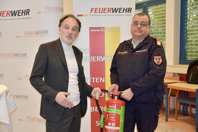 (v.l.) Armin Kaltenegger, Leiter des Fachbereichs Eigentumsschutz im KFV und Martin Mittnecker, Leiter der Brandverhütungsstelle des Burgenländischen Landesfeuerwehrverbandes.  | Foto: Stefan Schneider