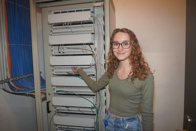 Selina absolviert bei den tirol kliniken im dritten Lehrjahr eine Ausbildung als IT-Systemtechnikerin.