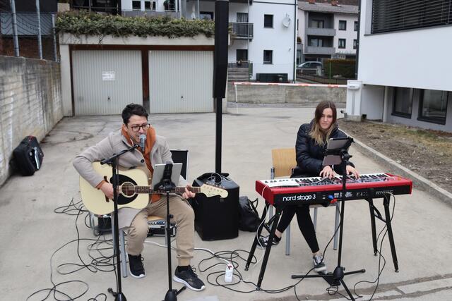 Christoph Dapoz und Vanessa Gigele sprangen kurzfristig als Band für die Einweihungsfeier ein.  | Foto: Elisabeth Zangerl 