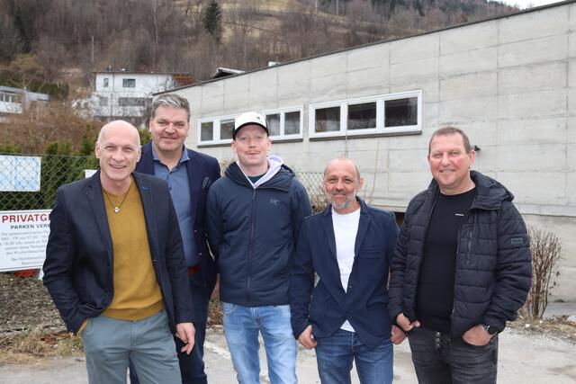 Die HAK/HLW-Haustechniker Christian Grinzinger  und Robert Siegele mit Max Scherl (Firma Elektro Müller), Alex Kopp, der für die Haustechnik der TFBS Landeck zuständig ist und Peter Heiss, der Wassermeister der Stadtgemeinde Landeck.  | Foto: Elisabeth Zangerl 