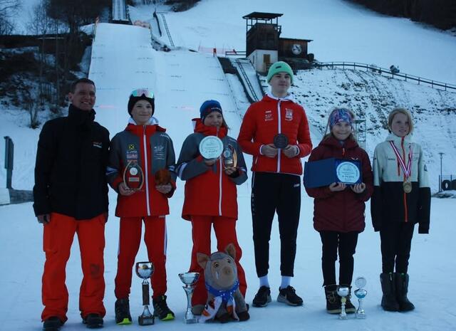 V.li.: Trainer Hubi Mandl, Ben Kocher, Jasmin Kettele, Philip Kollau, Frieda Decker, Noah Vos. | Foto: Kettele