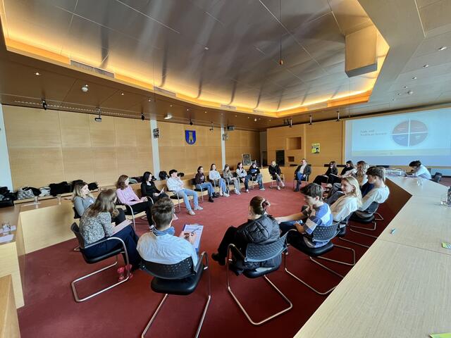 Im großen Saal des Rathauses fand die Diskussionsrunde statt. | Foto: Schalk