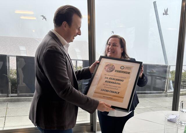 Kulturlandesrat Karlheinz Kornhäusl wurde die Patenschaft für Luchs Charly verliehen. | Foto: Margot Jeitler
