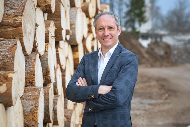Der Imster Werksleiter Dieter Seelos setzte die Modernisierung des Massivolzplattenwerks in drei Ausbaustufen um.  | Foto: Fotos: Pfeifer Holding Gmbh