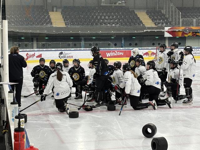 Die Salzburg Eagles lauschen Headcoach Verworner beim Training in der Eisarena. Am kommenden Sonntag treffen sie noch auf die Villach Lady Hawks, ihr letztes Saisonspiel. | Foto: Schrofner