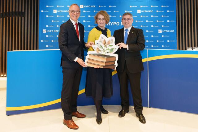 HYPO NOE Vorstand Wolfgang Viehauser, Bildungslandesrätin Christiane Teschl-Hofmeister und Finanzlandesrat Ludwig Schleritzko  | Foto: Hypo Noe/Bollwein