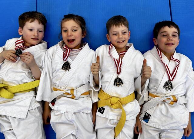 Gabriel, Fenja, Ivan und Yannick (v.l.) sicherten sich Medaillen.