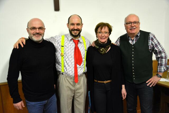 Zufrieden nach einem gelungenen Kabarett:Josef "Seppi" Promitzer (2.v.re) mit Pfarrer Martin Schönberger (re), Barbara Hochfellner und Erwin Eisl