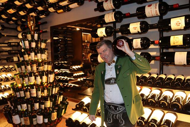 Karl-Heinz Pale ist Gastgeber, Head-Sommelier, das „Gesicht der Hospiz Alm“ und würde kürzlich mit dem begehrten Service Award 2025 ausgezeichnet.  | Foto: Elisabeth Zangerl 