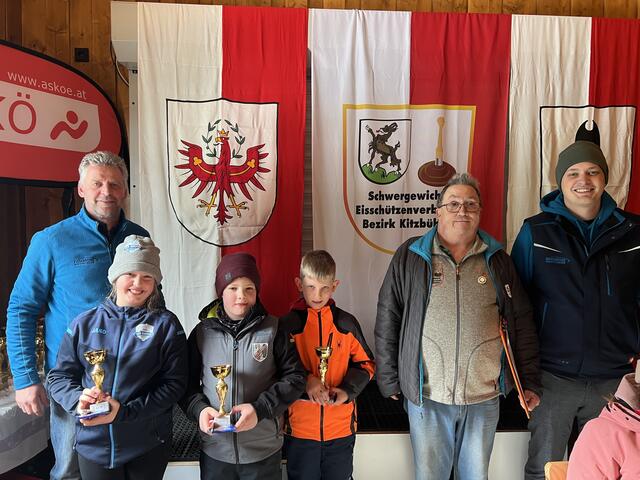 Rang 5: Lisa Wurzreiner, Rang 6: Richard Weidinger, Rang 7: Elias Filzer mit den Offiziellen vl. Rupert Straßer, Andi Aberger und Lukas Schipflinger