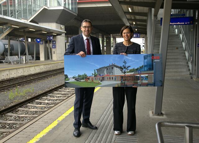  Bürgermeister Markus Vogl und ÖBB-Vorständin Silvia Angelo präsentierten 2024 die Pläne für den Steyrer Bahnhof.
 | Foto: Magistrat Steyr Presse