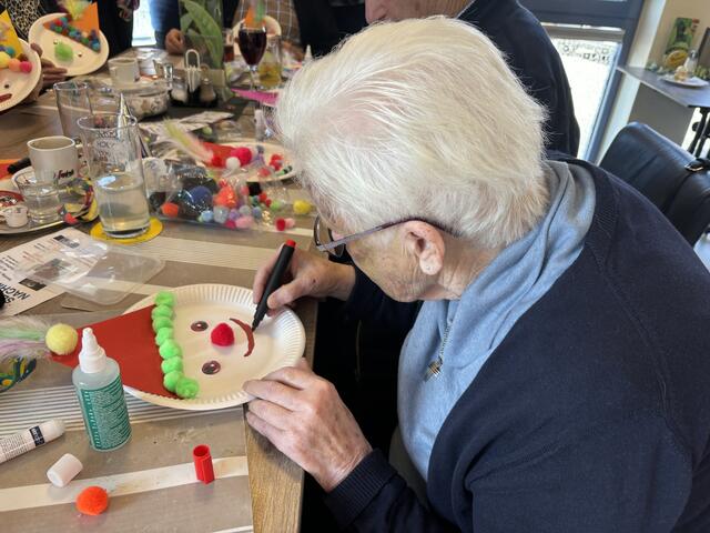 Gewissenhaft bei der Arbeit.  | Foto: Martina Schweller