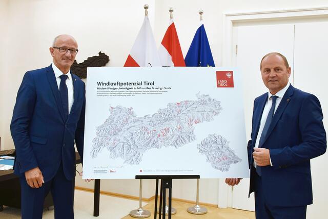 Bild 06: Ein Überbleibsel der alten Regierung mit damaligen LH G. Platter stellt LR J. Geisler dar. Was hier als Tiroler Windatlas präsentiert wird, basiert auf einen hoffnungslos veralteten und schon längst überholten Österreichischen Windatlas (aus 2011)! In der neuen Windpotentialstudie bezieht sich das damit beauftragte Ingenieurbüro noch darauf zurück, um Vergleiche zur neuen Grundlage anstellen zu können! Aber aussagekräftig ab 2023 ist die neue Studie aus dem Jahr 2023 und nicht der alte Semmel aus dem Jahr 2014! Hier handelt es um einen neuen und aktuelleren Windatlas (BIOCLIM)! Dieser wurde nun zur Bewertung des Windpotentials herangezogen. Man darf staunen, dass das Potential trotz aller gleich gebliebenen strengen Auflagen (Einschränkungen) sich rund verdreifachte! | Foto: © by Ing. Günter Kramarcsik