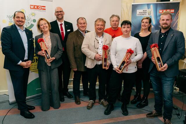 WK-Bezirksstellenobmann Walter Sabitzer, Notarin Isolde Sauper, WK-Bezirksstellenleiter Robert Schratt, Steffen Geßner von der ExpertsGroups Übergabe Consultants, Leopold Kraßnitzer vom Hotel Prechtlhof; Baldur Taupe, ehemaliger Inhaber der Bäckerei Taupe, Christina Lepuch, Übernehmerin der Bäckerei Taupe; Jasmin Gratzer vom ADEG Weitensfeld und Philipp Subosits von Peter's Pelze.
 | Foto: WKK/Christian Irrasch