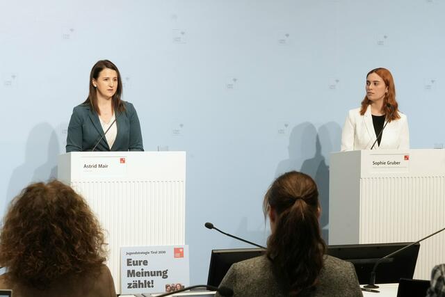 Jugendlandesrätin Astrid Mair und Sophie Gruber, einer Siegerin des Landesfinale des Jugendredewettbewerbs 2024, präsentierten gemeinsam die neue Jugendstrategie Tirol 2030. | Foto: Land Tirol