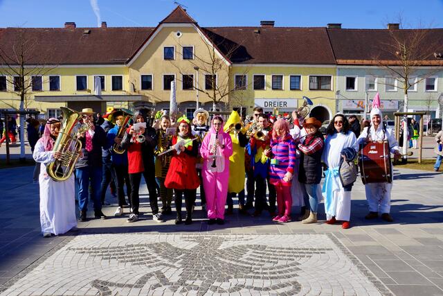 Die 1. OÖ Hubertusmusikkapelle Attnang-Puchheim geleitete den Umzug vom Rathausplatz zu den Phönixsälen. | Foto: Helmut Kapeller