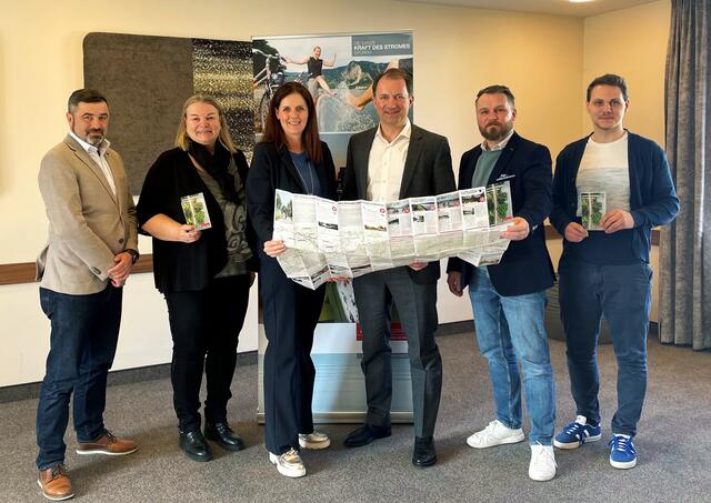 Die Mitglieder präsentieren stolz die neue Donauradweg-Karte bei der 17. Mitgliederversammlung der ARGE Donau Österreich in Maria Taferl v.l.: Thomas Spitzbart (Prokurist / kaufmännischer Leiter Oberösterreich Tourismus GmbH), Karin Wundsam (Sprecherin ARGE Donau Österreich), Petra Riffert (Geschäftsführerin ARGE Donau Österreich und WGD Donau Oberösterreich Tourismus GmbH), Bernhard Schröder (Geschäftsführer ARGE Donau Österreich und Donau Niederösterreich Tourismus GmbH), Jürgen Mayrhofer (Niederösterreich Werbung) und Josef Leberzipf (Donau Niederösterreich GmbH). | Foto: ARGE Donau Österreich