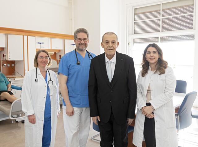 Die Oberärzte Sabine Lechner-Uxa und Alexander Schuch mit Patient Mehmet V. und Robab Breyer-Kohansal (v.l.). | Foto: WIGEV / Bernhard Noll
