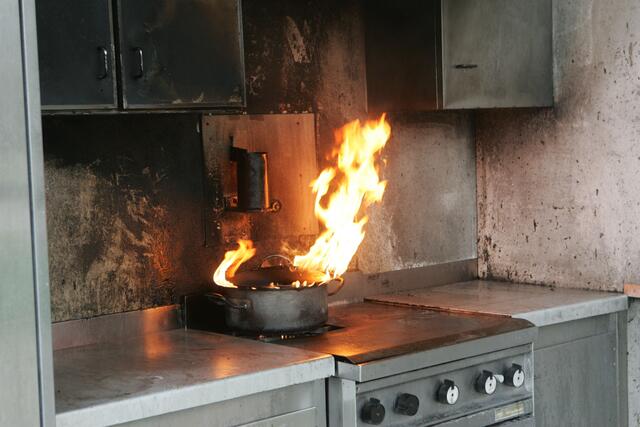 Am gestrigen Dienstagabend, dem 25. Februar 2025,  kam es in Salzburg-Maxglan zu einem Küchenbrand. Ein 15-Jähriger war gerade beim Abendessen kochen, als vermutlich Öl auf die heiße Herdplatte gelangte und es zu einer Stichflamme kam.  | Foto: Symbolbild / Franz Neumayr