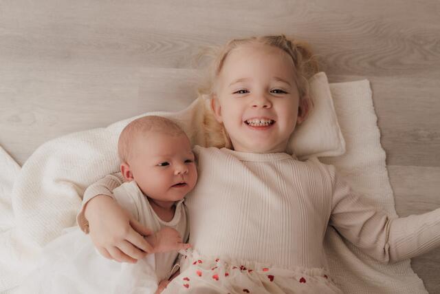 Name: Antonia mit Schwester Sophie
Geburtstag: 22.01.2025
Gewicht: 4.290 g
Größe: 52cm
Eltern: Lena Dienbauer und Matthias Glatz aus Dechantskirchen | Foto: Kleine Schätze Fotografie - Julia Brunner