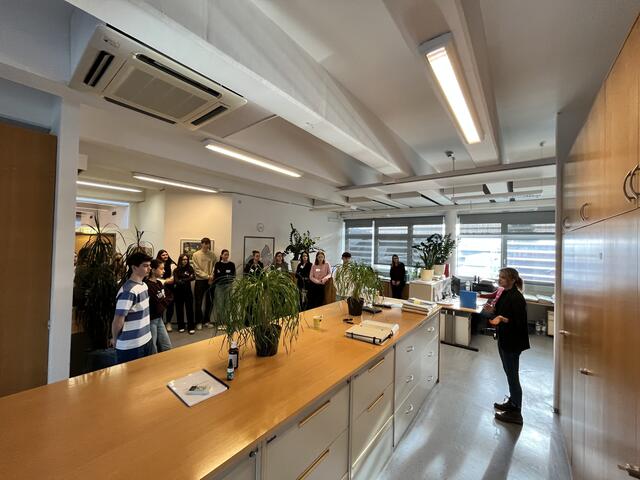 Die Jugendlichen bekamen auch Einblicke in das Bau- und Meldeamt in Köflach. | Foto: Schalk