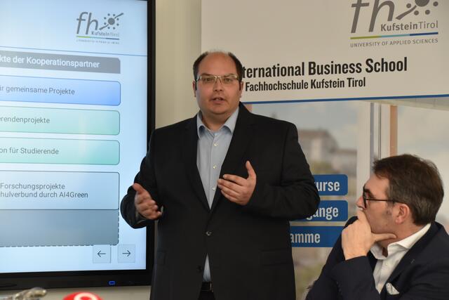 „Wir passen unser Angebot auch an den Bedarf der Wirtschaft an“, sagt der Leiter des KI-Kompetenzzentrums Tobias Stegmann.  | Foto: Barbara Fluckinger