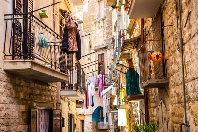 Zwei Mal wöchentlich geht's nach Bari.  | Foto: envato