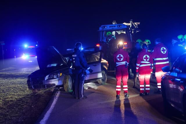 Der Wagen des 32-jährigen Alkolenkers landete nach der Irrfahrt an einem Zaun. | Foto: laumat.at