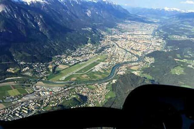 Innsbruck aus der Sicht vom Hubschrauber-Cockpit. Liste Fritz ist für eine Bewilligungspflicht von touristischen Hubschrauberflügen. | Foto: Hubsch