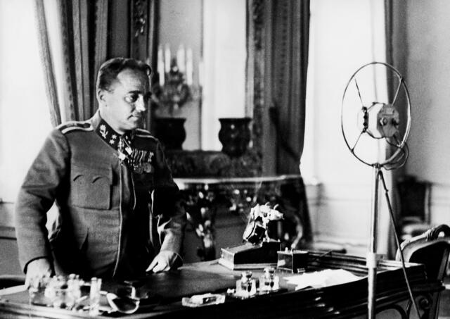 Dollfuß bei einer Rundfunkansprache am 1. Mai 1934,  in der er die neue Verfassung (Maiverfassung) proklamiert. Damit war die Umwandlung von der Republik zum Ständestaat abgeschlossen.  | Foto: Scherl / SZ-Photo / picturedesk.com