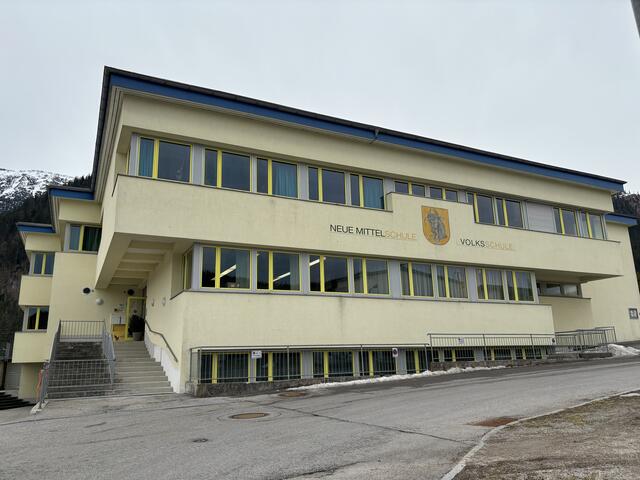 Im Bildungszentrum befinden sich die Volksschule, die Mittelschule, der Hort, die Erwachsenenschule und die öffentliche Bücherei.