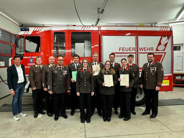 Vier neue Florianis wurden bei der Versammlung angelobt. | Foto: FF Hasendorf