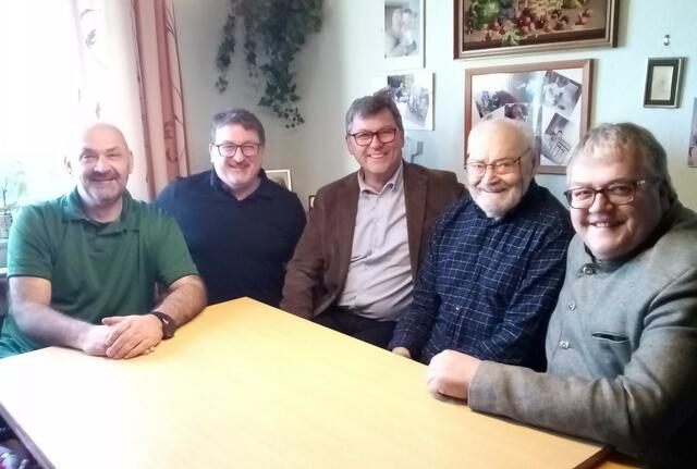v.l.: Ottina Alexander jun., Gemeinderat Hausenbichl Christian, Bürgermeister Grafeneder Peter, Jubilar Ottina Alexander und Vizebürgermeister Mitmasser Manfred. | Foto: Marktgemeinde Marbach