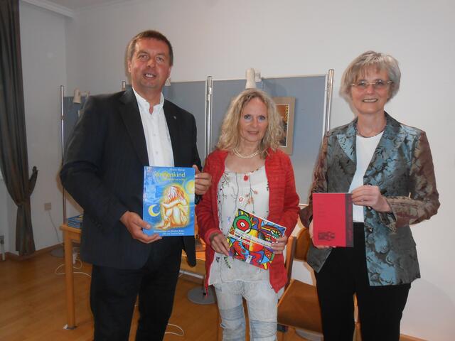 Franz Spehn, die Kabarettistin Maria Sukup und Bettina Bergauer am Ende der Corona Zeit, als man wieder ohne Masken in Innenräumen unterwegs sein konnte. | Foto: Franz Spehn
