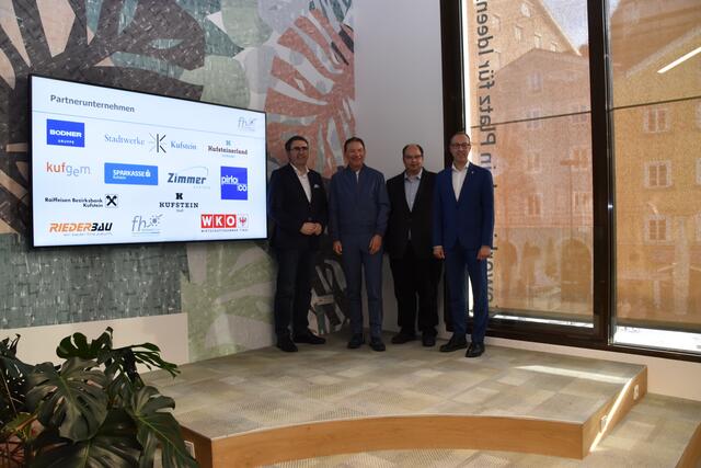 Die Eröffnung des Kompetenzzentrums für Künstliche Intelligenz Kufstein fand im Innovationsraum Kufstein statt. Im Bild: Anton Rieder (Repräsentant des Partnerkonsortiums und der WK), Thomas Madritsch (FH-Geschäftsführer), Tobias Stegmann (Leiter des KI-Kompetenzzentrums) und Mario Döller (Rektor der FH) (v.l.).  | Foto: Barbara Fluckinger