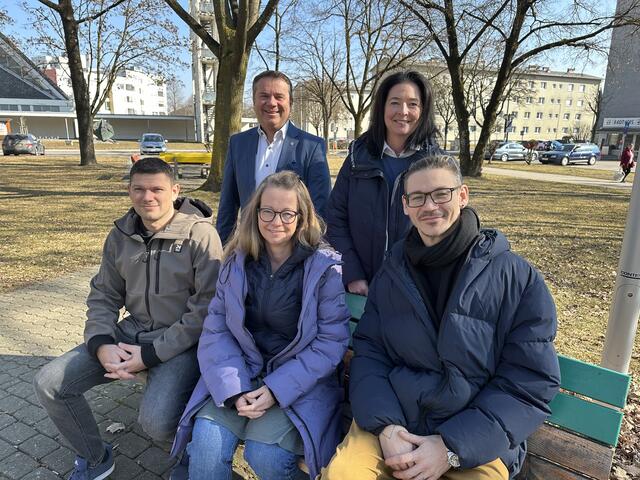 Christoph Pichler ist das neue Gesicht im Team der Jugendarbeit in Ansfelden. Sitzend v.r.: Jugendkoordinator Christoph Pichler, Jugendkoordinatorin Ines Nömair, Stadtrat für Jugend, Kinderbetreuung und Schulangelegenheiten Christian Gegenhuber | Foto: Stadtarchiv Ansfelden