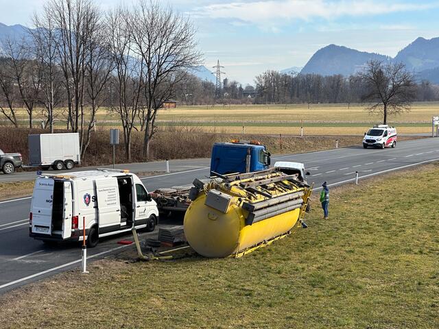 Der Silotank stürzte im Bereich des Autobahnzubringers vom Auflieger.  | Foto: ZOOM-Tirol