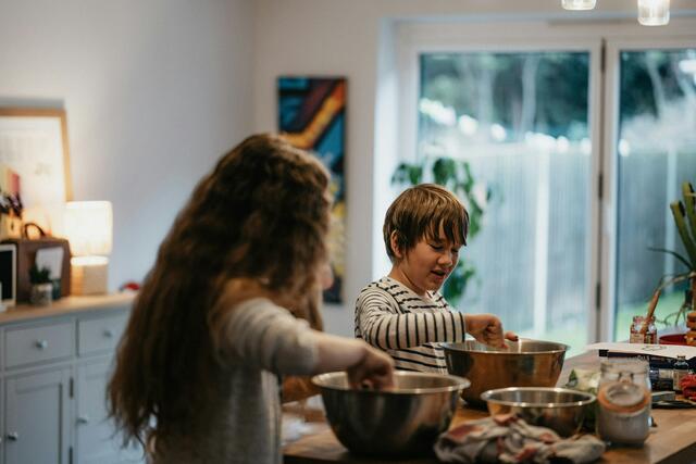 Kochen, Staubsaugen oder Geschirrspüler ausräumen  - bei all diesen Dingen können Kinder ihre Eltern unterstützen. | Foto: unsplash