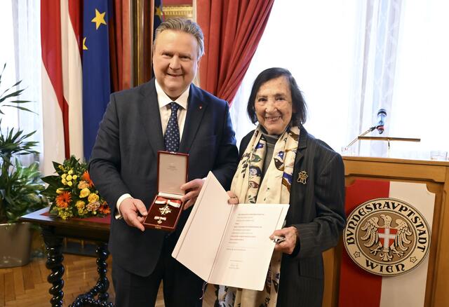 Zeitzeugin Elisabeth Scheiderbauer wurde von Bürgermeister Michael Ludwig (SPÖ) mit dem Goldenen Verdienstzeichen des Landes Wien ausgezeichnet.  | Foto: Stadt Wien/Christian Jobst