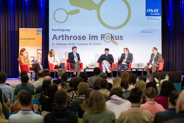 Arthrose im Fokus_Podiumsdiskussion
Im Bild (v.l): Anna Michalski (Moderation), Tanja Stamm (Medizinische Universität Wien), Markus Neubauer (Universitätsklinikum Krems), Bernhard Taxer (Physio Austria), Stefan Nehrer (Universität für Weiterbildung Krems), Karl-Heinz Wagner (Universität Wien) | Foto: Pils Philine