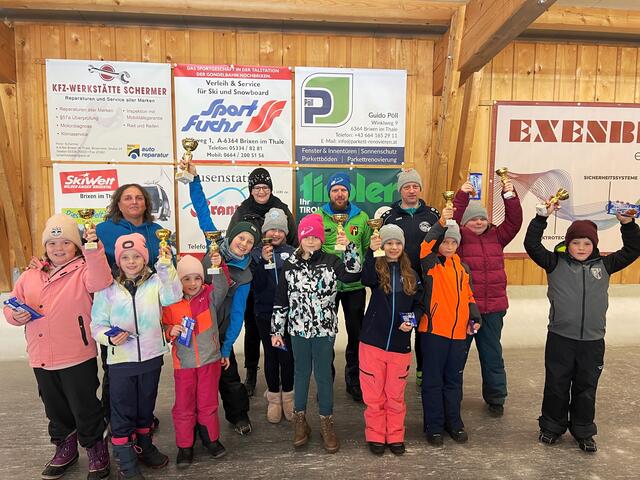Der U10-Bezirksmeister, Phillip Hanser und alle Teilnehmer/innen der U10-Meisterschaft mit einem Teil der Betreuer/innen.