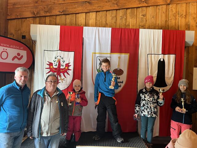 Die ersten Vier: Vizemeisterin, Lisa Beihammer,
Bezirksmeister, Phillip Hanser, Rang 3: Laura Thomas, Rang 4: Leonie Pratis mit den Offiziellen Rupert Straßer und Andi Aberger