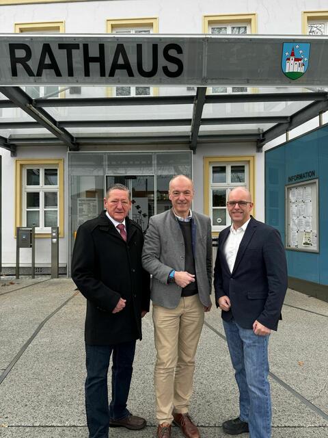 Christian Pajer (FPÖ), Bürgermeister Andreas Ramharter (Liste Zukunft Leobersdorf) und Peter Bosezky (ÖVP) haben ein Arbeitsübereinkommen getroffen.
 | Foto: Leobersdorf