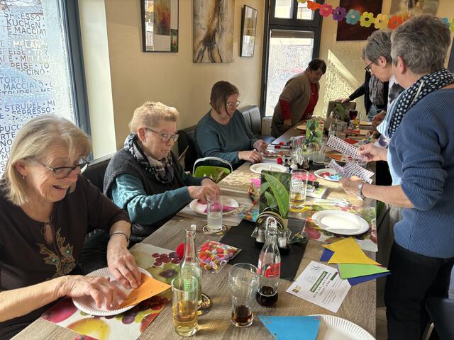 Mit vollem Eifer machen sich die Leute ans Werk.  | Foto: Martina Schweller